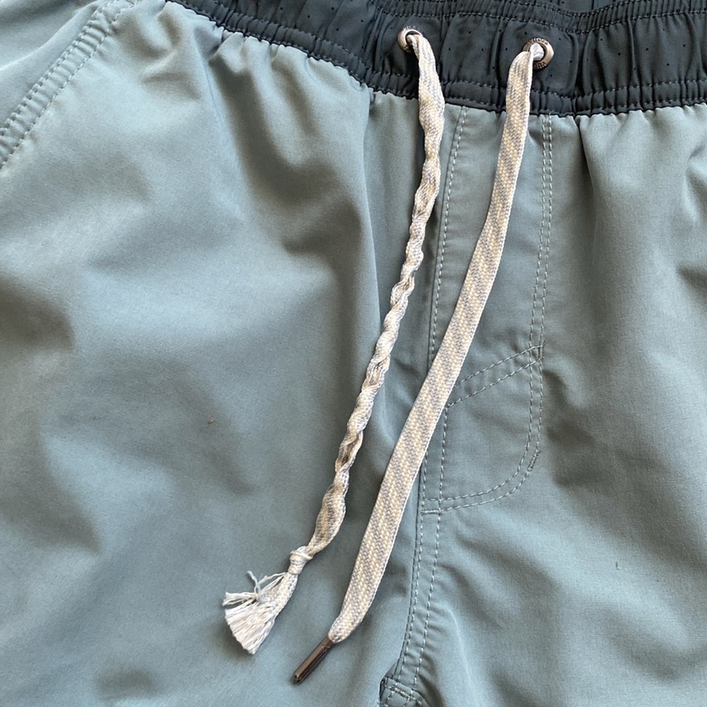 Vuori Men's Kore Shorts In Oregano Green - Picture 4 of 4